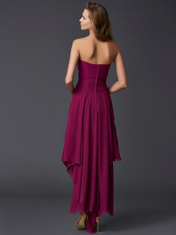 Robe en mousseline de soie à plis sans manches et décolleté en cœur